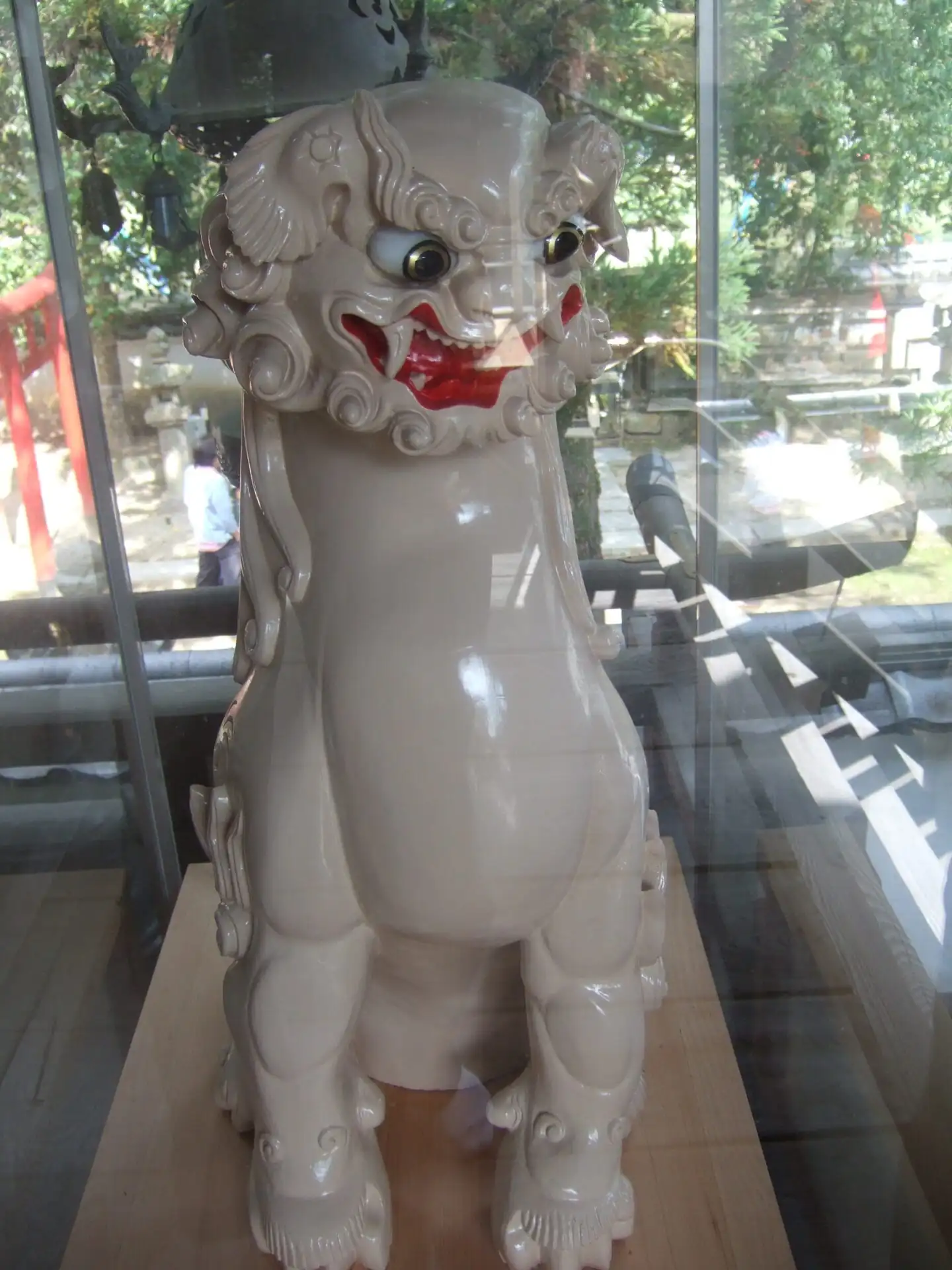 ご本殿前の木彫りの狛犬　阿（あ）